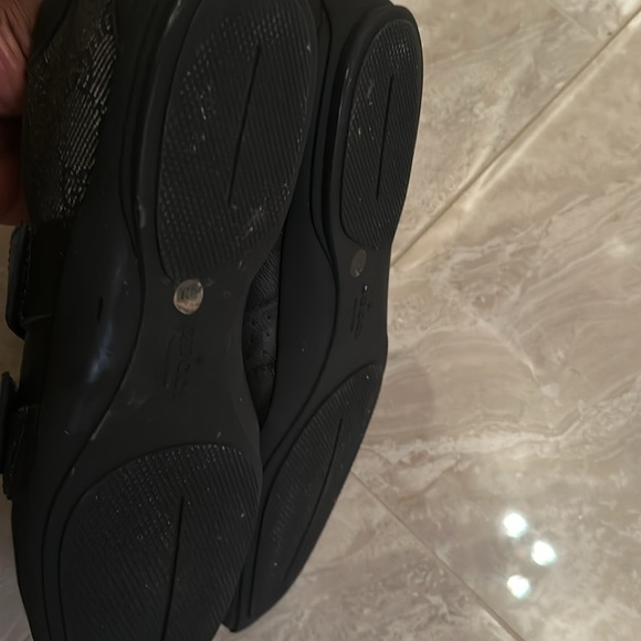 Black and gray strapped Gucci shoes in good condition - Picture 4 of 5